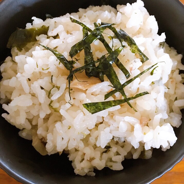 白だしで作る梅とサケフレークの炊き込みご飯